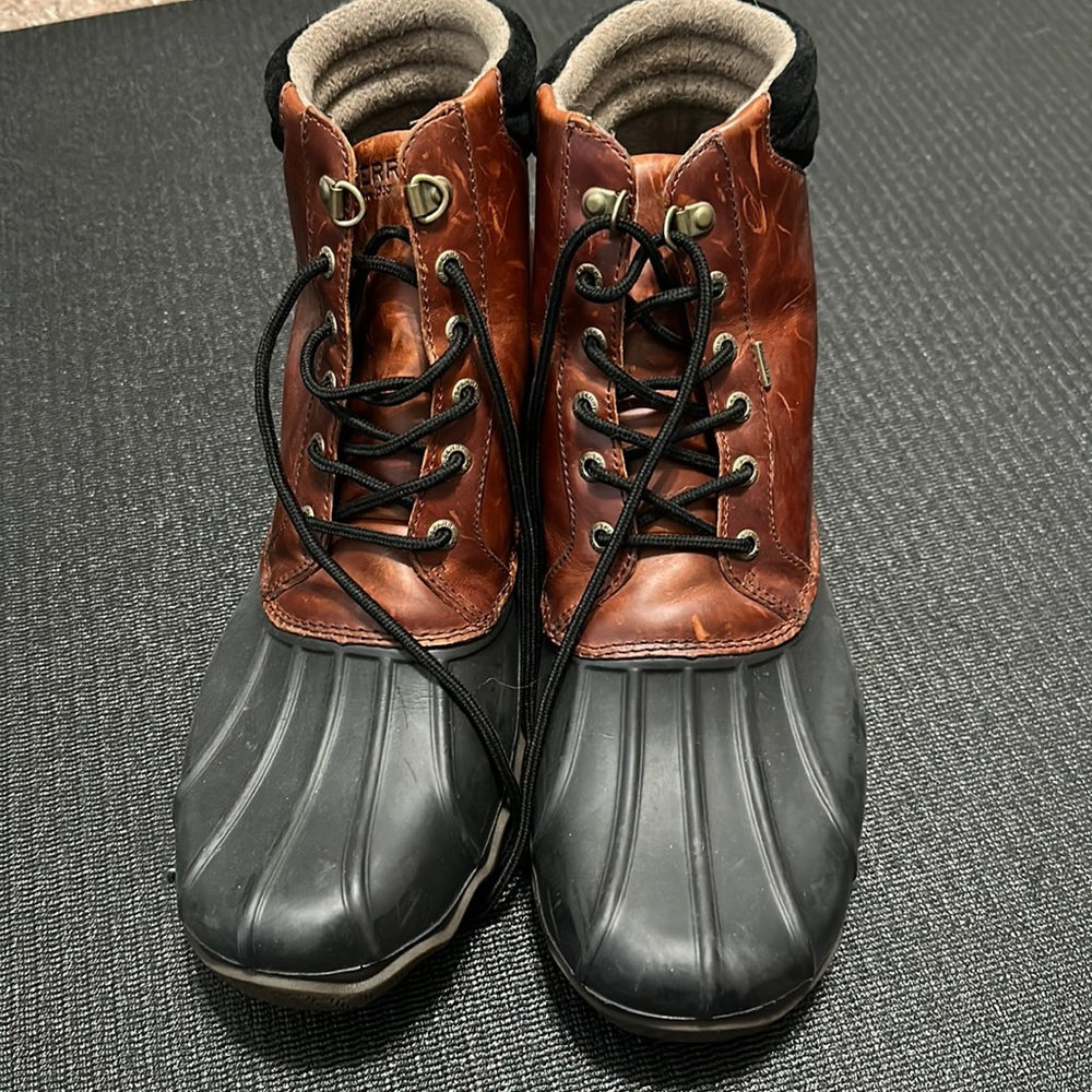 Barely worn Sperry waterproof boots lined. 11.5 size